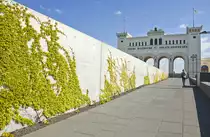 Am Bayerischen Platz in Leipzig. Im Hintergrund ist das Geb�ude des Bayerischen Bahnhof zu sehen. Aufnahme: 30. April 2017.