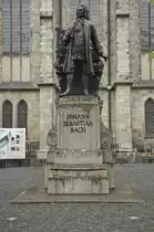 Bach-Denkmal vor der Thomaskirche in Leipzig. Die Kirche ist als Wirkungsst�tte Johann Sebastian Bachs und des Thomanerchores weltweit bekannt. Aufnahme: 30. April 2017.