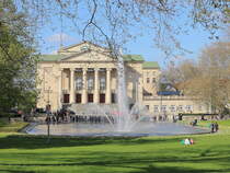 Das Teatr Wielki, auch bekannt als Posener Oper, ist das grte Musiktheater in Posen, hier am 30. April 2017 gesehen.