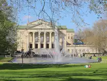 Das Teatr Wielki, auch bekannt als Posener Oper, ist das gr��te Musiktheater in Posen, hier am 30. April 2017 gesehen.