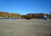 Neubreisach (Neuf-Brisach),der riesige Platz in der Stadtmitte diente frher den hier stationierten Festungssoldaten als Apell-und Exezierplatz, Okt.2010