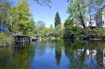 H�user an der Wei�en Elster i Leipzig. Der Name Elster hat nichts mit dem Vogel zu tun. Er geh�rt mit seiner Grundform Al-istra zum indogermanischen el-/ol- f�r flie�en, str�men mit der germanischen Endung -str. Flussnamen, die auf die gleiche Grundform zur�ckgehen, finden sich in ganz Europa (Beispiel Alster). Aufnahme: 30. April 2017.