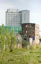 Plattenbauten und alte Backsteingeb�ude am Bayerischen Bahnhof in Leipzig. Aufnahme: 30. April 2017.