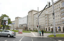 Am Roplatz in Leipzig - Die Ringbebauung von 1955 ist ein typisches Beispiel der DDR-Architektur im Stil des Sozialistischen Klassizismus, auch als Zuckerbckerstil bezeichnet. Aufnahme: 29. April 2017.