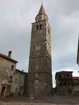 Buje, Pfarrkirche Hl. Servul, 48 Meter hoher Kirchturm von 1480 (29.04.2017)
