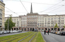 Die breite Grunewaldstrae in Leipzig mit einem typischen Beispiel der DDR-Architektur im Stil des Sozialistischen Klassizismus. Aufnahme: 29. April 2017.