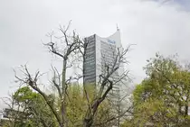 Das City-Hochhaus Leipzig am Augustusplatz in Leipzig hinter B�umen versteckt. Aufnahme: 29. April 2017.