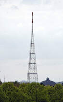 Der Funkturm Leipzig ist ein 2015 errichteter 191 Meter hoher Sendeturm im Ortsteil Zentrum-Sdost in Leipzig, der in 2016 seinen Regelbetrieb aufgenommen hat. Der Turm sorgt fr die Verbreitung des digitalen terrestrischen Fernsehens (DVB-T2) und des Digitalradios (vom Vlkerschlachtdenkmal aus gesehen).
Aufnahme: 29. April 2017.