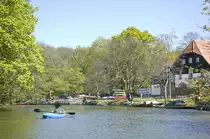 Die Wei�e Elster am Klingerhain in Leipzig. Aufnahme: 30. April 2017.