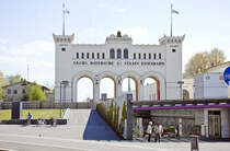 Zugang zum Tiefbahnhof (2014), im Hintergrund Portikus und Schalterhalle des Bayerischen Bahnhofs in Leipzig. Aufnahme: 30. April 2017.