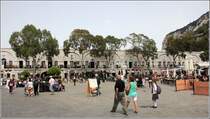 Gibraltar. Der Casemate Square ldt zum Flanieren ein. 17.04.2017