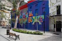 Gibraltar. Das Ince's Hall Theater ist auf der Rckseite farbenfroh bemalt. 18.04.2017