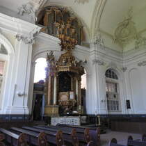 WEILBURG/LAHN-EV. SCHLOSSKIRCHE-INNENRAUM
Einen prchtigen evangelischen Kirchenbau findet man im SCHLOSS WEILBURG/LAHN,aus einer mittelalterlichen
Kirche durch Neubau 1713 fertiggestellt,mit Altar,Kanzel und Orgel in einer Achse angeordnet,
hier am 16.5.2017....