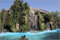 Cdiz. Im Parque Genovs strahlt ein knstlicher Wasserfall etwas erfrischende Khle aus. 19.04.2017