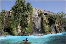 C�diz. Im Parque Genov�s strahlt ein k�nstlicher Wasserfall etwas erfrischende K�hle aus. 19.04.2017