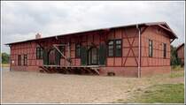 Ehemaliger Eisenbahn-G�terschuppen in D�mitz. Hinter dem Geb�ude ist die Trasse noch zu erkennen. Inzwischen ist das Geb�ude saniert und einer B�ronutzung zugef�hrt worden. Aufnahmedatum: 05.08.2006
