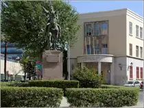 C�diz. Vor der Aulario Sim�n Bolivar der Universit�t steht ein Reiterstandbild des s�damerikanischen Unabh�ngigkeitsk�mpfers Sim�n Bolivar. 19.04.2017