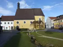 Reisbach, kath. St. Salvator Kirche am Marktplatz, Saalkirche mit eingezogenem Chor und Dachreiter,  sp�tbarocke Umgestaltung durch Johann Paul Wagner 1739 (21.11.2016)