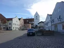 Reisbach, Pfarrkirche St. Michael am Kirchplatz, basilikaler Bau mit Westturm und Treppengiebel, erbaut im 14. Jahrhundert (21.11.2016)