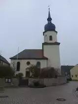 Auernhofen, Ev. Kirche Hl. Kreuz, Chorturmkirche, Turm mit Welscher Haube im Kern sp�tmittelalterlich, Langhaus erbaut 1714 durch Gabriel de Gabrieli (27.11.2016)