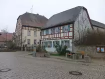 Auernhofen, Altes Schulhaus und Pfarrhaus in der Lange Dorfstra�e (27.11.2016)