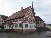 Rohr, Pfarrhaus und St. Emmeran Kirche, Pfarrhof erbaut im 17. Jahrhundert, Kirche sp�tgotische Anlage von 1493 (11.12.2016)