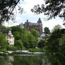 WETZLAR/LAHN-DOM
Eine der faszinierendsten Stdte an der LAHN-weltberhmte Industriestadt(ZEISS) und GOETHE-STADT,
der grte deutsche Schriftsteller absolvierte hier ein Praktikum am REICHSKAMMERGERICHT,seine
Zuneigung zu CHARLOTTE BUFF blieb unerfllt,wurde aber literarisch verarbeitet.....,
ber zahlreichen wunderschnen Fachwerkusern der Altstadt der Dom,der doch wirklich von beiden(!!!)
Konfessionen als Gotteshaus genutzt wird,hier am 23.5.2017...
