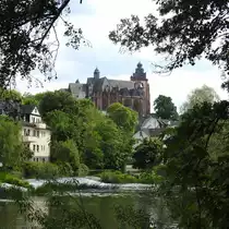 WETZLAR/LAHN-DOM
Eine der faszinierendsten St�dte an der LAHN-weltber�hmte Industriestadt(ZEISS) und GOETHE-STADT,
der gr��te deutsche Schriftsteller absolvierte hier ein Praktikum am REICHSKAMMERGERICHT,seine
Zuneigung zu CHARLOTTE BUFF blieb unerf�llt,wurde aber literarisch verarbeitet.....,
�ber zahlreichen wundersch�nen Fachwerk�usern der Altstadt der Dom,der doch wirklich von beiden(!!!)
Konfessionen als Gotteshaus genutzt wird,hier am 23.5.2017...
