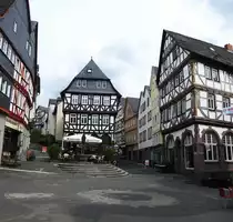 WETZLAR(LAHN)-ALTSTADT AM DOMBERG
Wundersch�ne Fachwerkh�user pr�gen die historische Altstadt von WETZLAR auf dem Weg zum Dom,
hier am 23.5.2017...