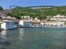 Aussicht auf die Hafenpromenade von Bakar, im Hintergrund die Autobahn A 7 (30.04.2017)