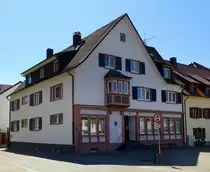 Malterdingen, ehemaliges Gasthaus  Adler  von 1714, 1959 erneuert und umgebaut, der sp�tgotische Erker und das Sandsteinwappen wurden vom alten Geb�ude �bernommen, April 2017