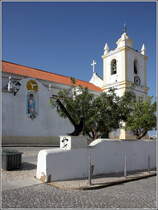 Ferragudo. Die kleine Kirche steht am hchsten Punkt des Ortes. 20.04.2017
