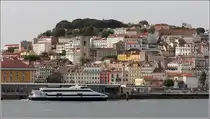 Lissabon. Die S� ist im H�usermeer der Alfama kaum auszumachen. Unter dem baumbewachsenen Castelo de Sao Jorge ist ein Turm der S� zu erkennen. 
21.04.2017