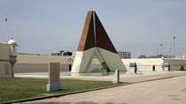 Lissabon. In Belem wurde das Monumento aos Combatentes do Ultramar errichtet, das an die Gefallenen des portugiesischen berseekrieges (1961-1974) erinnert.
21.04.2017
