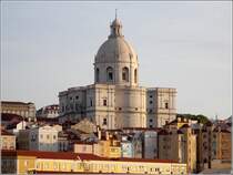 Lissabon. Die Kuppel des Panteo Nacional (Igreja de Santa Engrcia) berragt die Alfama. 21.04.2017
