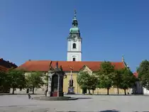 Karlovac, Dreifaltigkeitskirche mit Brunnen und Pests�ule, erbaut ab 1693 durch Josip Stiller (01.05.2017)