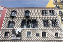 Lissabon. Der Stadtpalast Casa dos Bicos (Haus der Spitzen) wurde 1523 im italienischen Stil errichtet. Heute beherbergt sie die Fundaao Jos Saramago des verstorbenen Literaturnobelpreistrgers. Wegen einer Baustelle vor dem Haus war nur diese Perspektive fr mich akzeptabel. 21.04.2017