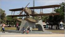 Lissabon. Mit diesem Denkmal wird an die erste (etappenweise) berquerung des Sdatlantiks mit einem Flugzeug von Lissabon nach Rio de Janeiro im Jahr 1922 erinnert.  Auf dem steinernen Sockel steht die Replik der dbei eingesetzten Fairey IIID Mk II  Santa Cruz .
21.04.2017