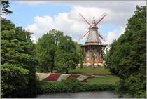 Bremen. In den Wallanlagen steht diese imposante Galeriehollnder-Windmhle. Sie wurde im Jahr 1833 errichtet, brannte 1898 ab und wurde wieder aufgebaut. Bis 1960 war sie in Betrieb. 1997 wurde sie nach den Vorgaben der Denkmalpflege saniert. Die Mhlenflgel haben einen Durchmesser von 24 m. Heute wird die Mhle gastronomisch genutzt. 31.05.2017