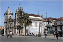Porto. Die Auenwand der Igreja dos Carmelitas ist mit einem riesigen Azulejo verziert. 22.04.2017