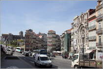 Porto. Vor dem Bahnhof Sao Bento bietet sich dieser Blick auf die S (am linken Bildrand) und die Huserschluchten der Altstadt.
22.04.2017