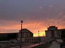 Sch�ne Sonnenuntergangsstimmung am 3.6.17 �ber dem Plac de Trocadero.