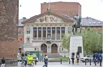 Das Stadttheater in Aarhus vom Torvet (Marktplatz) aus gesehen. Im Vordergrund ist die Statue vom d�nischen K�nig Christian X. zu sehen.
Aufnahmedatum: 5. Juni 2017.