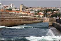 Porto. Die alte und die neue Mole brechen die Kraft der vom Atlantik heranrauschenden Wellen fr einen kurzen Strandabschnitt im Stadtteil Foz do Douro. 22.04.2017