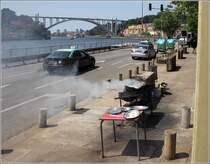 Porto. Whrend der Straenbahnfahrt nach Foz do Douro zog mir der Duft des Fischgrills in der Alameda de Basilio Teles in die Nase. Im Hintergrund ist die Autobahnbrcke Ponte de Arrabida zu sehen. 22.04.2017
