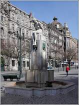 Porto. Der Brunnen Menina Nua in der prachtvollen Avenida dos Aliados. 22.04.2017