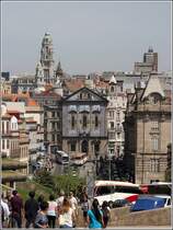 Porto. Blick von der S hinunter auf die blau gekachelte Fassade der Igreja de Congregados. Links dahinter ist der Turm des Rathauses zu sehen, rechts ragt der Bahnhof Sao Bento ins Bild. 22.04.2017