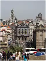 Porto. Blick von der S� hinunter auf die blau gekachelte Fassade der Igreja de Congregados. Links dahinter ist der Turm des Rathauses zu sehen, rechts ragt der Bahnhof Sao Bento ins Bild. 22.04.2017