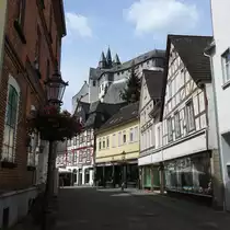 DIEZ/LAHN-INNENSTADT MIT GRAFENSCHLOSS
Mitten in der Innenstadt der alten Residenzstadt der F�rsten von NASSAU-DIEZ und NASSAU-ORANIEN
�berragt das Grafenschloss auf einem m�chtigen Felsen als Wahrzeichen
die wundersch�ne Stadt an der LAHN,hier am 8.6.2017...