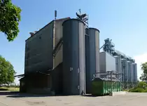 Merdingen, Raiffeisen Rebenlager und Getreidesilo, Juni 2017